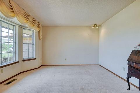 407 Clifton Dr, Tuttle, OK 73089 photo 4