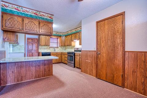 607 S Leach Ave, Watonga, OK 73772 photo 6