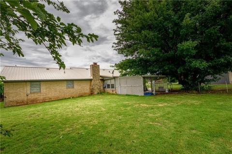 720 N Sheb Wooley Ave, Erick, OK 73645 photo 2