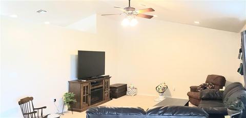 987 Sunflower Dr, Tuttle, OK 73089 photo 4