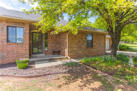 794 S Walnut Dr, Tuttle, OK 73089 photo 2