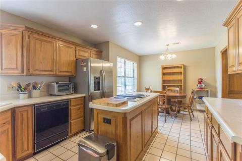 794 S Walnut Dr, Tuttle, OK 73089 photo 5