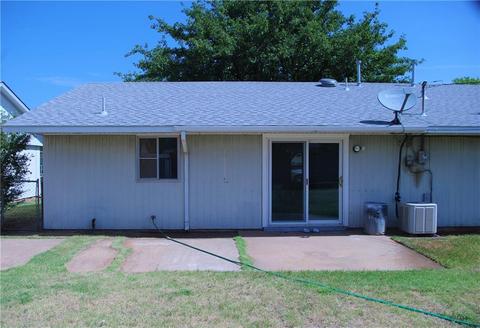 924 Hazel St, Altus, OK 73521 photo 2
