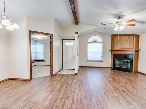 2116 Westmore Dr, Moore, OK 73170 photo 4