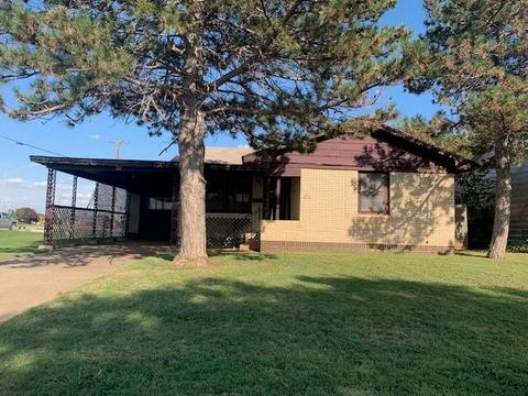 1412 Belle St, Altus, OK 73521 photo 1