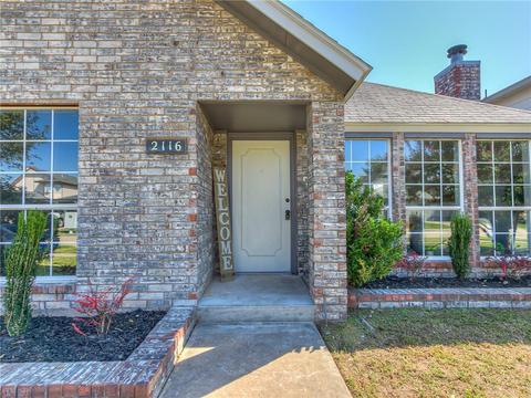 2116 S Lakecrest Dr, Moore, OK 73170 photo 2
