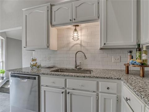 2116 S Lakecrest Dr, Moore, OK 73170 photo 9