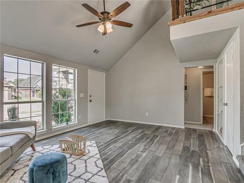 2116 S Lakecrest Dr, Moore, OK 73170 photo 5