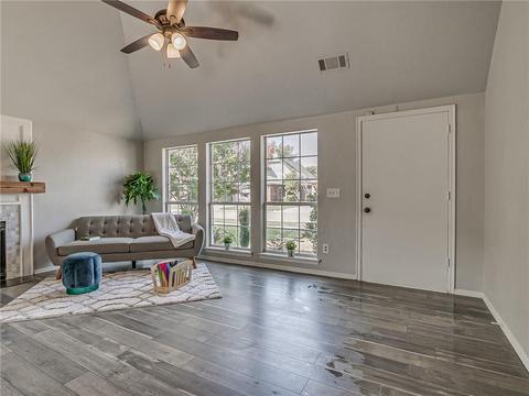 2116 S Lakecrest Dr, Moore, OK 73170 photo 3