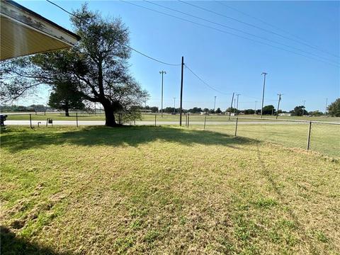 321 S Laing Ave, Watonga, OK 73772 photo 4