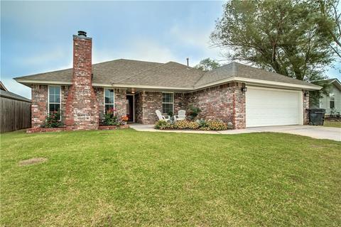 1424 Eagle Dr, Moore, OK 73160 photo 1