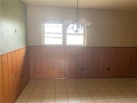 905 Denise, Altus, OK 73521 photo 3