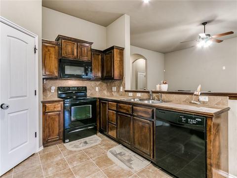 517 Apple Tree Ln, Moore, OK 73160 photo 9