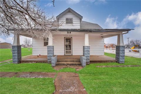 314 E Fourth St, Leedey, OK 73654 photo 1