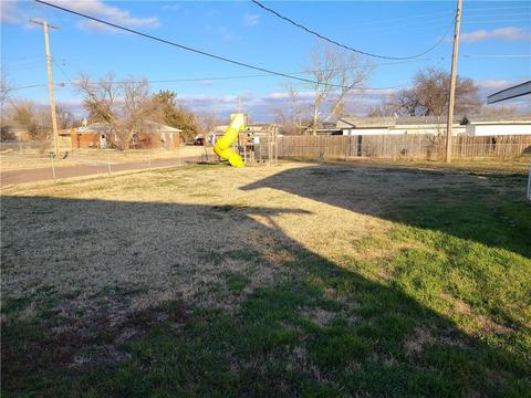 1216 N Thomas St, Altus, OK 73521 photo 2