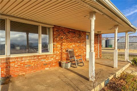 123 N Walnut Ave, Erick, OK 73645 photo 2