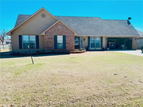 402 W Locust St, Tuttle, OK 73089 photo 1