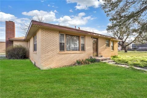 322 S Sheb Wooley St, Erick, OK 73645 photo 2