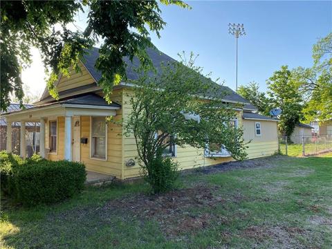 208 E Springer Ave, Guthrie, OK 73044 photo 2