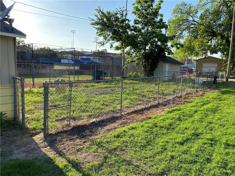208 E Springer Ave, Guthrie, OK 73044 photo 3