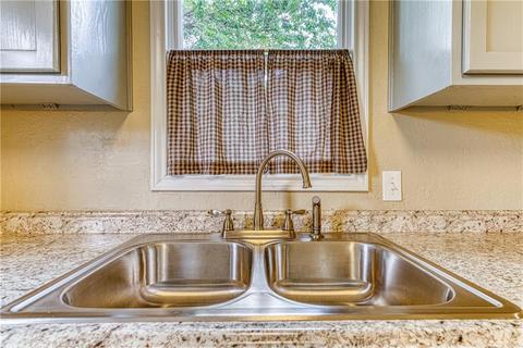 816 E Sycamore Ave, Altus, OK 73521 photo 11