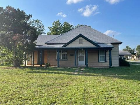 729 E Liveoak St, Altus, OK 73521 photo 1