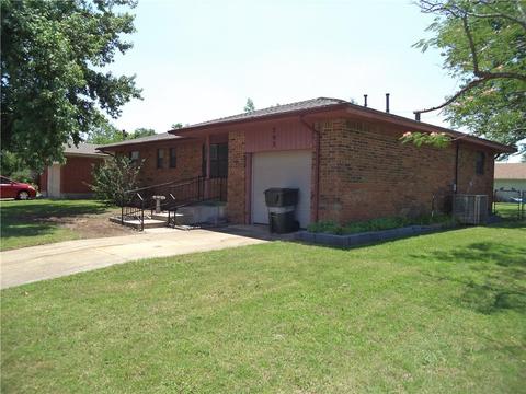 202 E Ridge Rd, Norman, OK 73069 photo 2