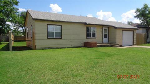 1124 E Chestnut St, Altus, OK 73521 photo 3