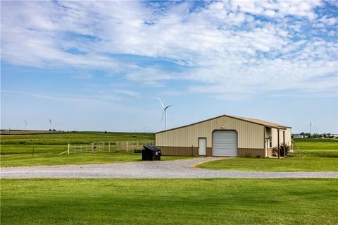 8949 N 2360 Rd, Thomas, OK 73669 photo 2