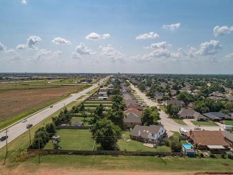 332 E Olympic Dr, Yukon, OK 73099 photo 3
