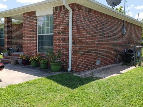 604 E Locust St, Tecumseh, OK 74873 photo 2