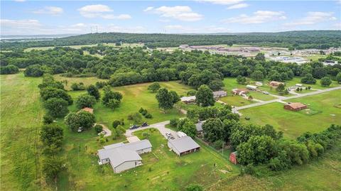 115 Hawkins Dr, Eufaula, OK 74432 photo 3