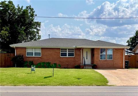 1704 Custer Ave, Clinton, OK 73601 photo 1