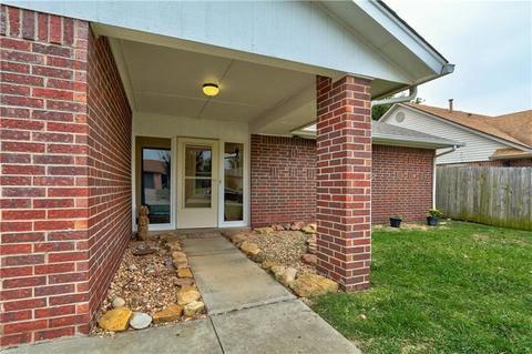 832 Lakecrest Dr, Moore, OK 73170 photo 3