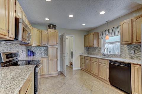 832 Lakecrest Dr, Moore, OK 73170 photo 11