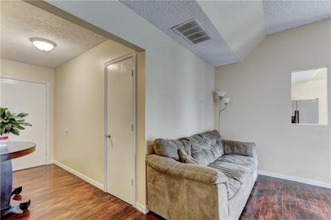 832 Lakecrest Dr, Moore, OK 73170 photo 5