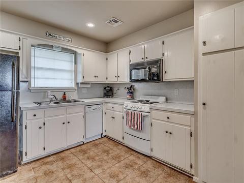 301 Elder Ln, Mustang, OK 73064 photo 8