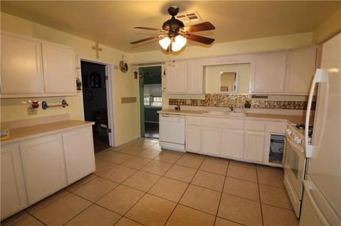 305 SE 1st St, Tuttle, OK 73089 photo 4