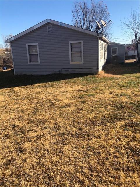 314 E Johnny Bench St, Binger, OK 73009 photo 3