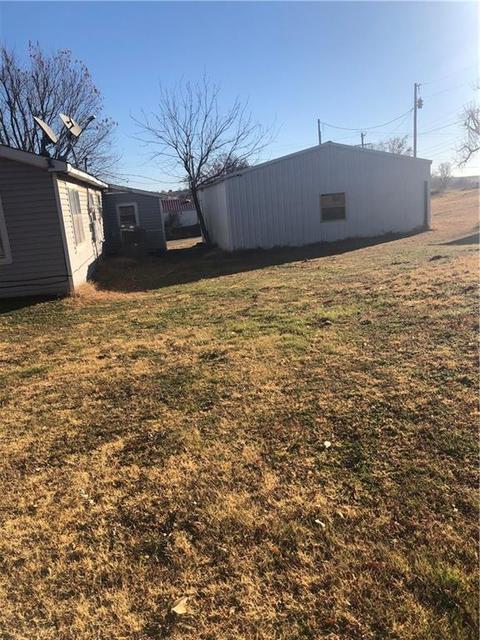 314 E Johnny Bench St, Binger, OK 73009 photo 2