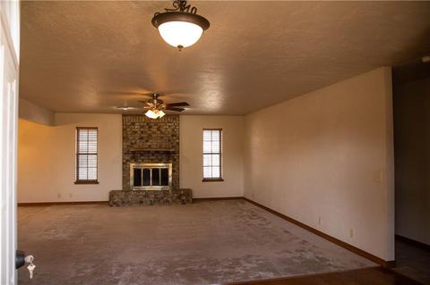 154 Regency Dr, Clinton, OK 73601 photo 4