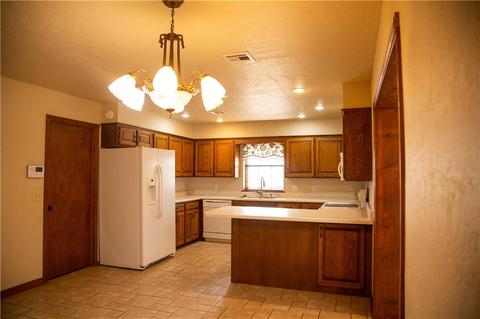 154 Regency Dr, Clinton, OK 73601 photo 8