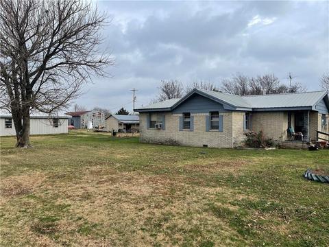 702 E Boston St, Okemah, OK 74859 photo 5