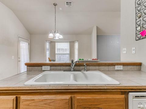 4016 Queens Dr, Moore, OK 73160 photo 10