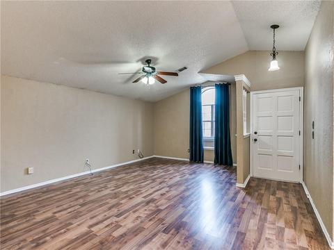 2107 Briarcliff Dr, Moore, OK 73170 photo 4