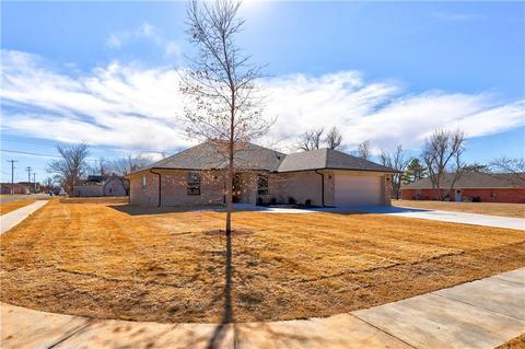 202 W Pine St, Tuttle, OK 73089 photo 2