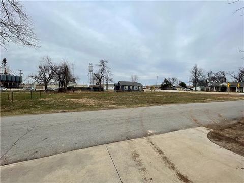 105 SW 4th St, Tuttle, OK 73089 photo 1