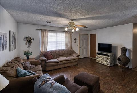 618 E Benton Ave, Sayre, OK 73662 photo 3