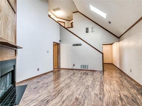 2129 Lakecrest Dr, Moore, OK 73170 photo 4