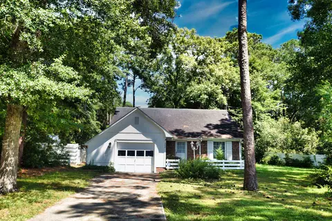 208 Melrose Dr, Pawleys Island, SC 29585